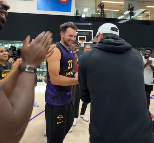 气氛很愉悦！雷迪克训练中向东契奇颁发了NBA年度最佳控球奖