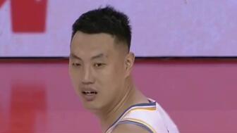 [翟晓川违体]动作有点大！翟晓川绊倒姜伟泽 裁判吹罚违体犯规
