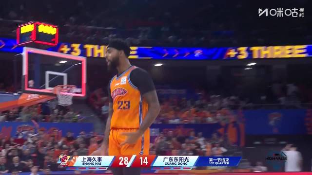 [拉塞尔3分]打开心了！拉塞尔扔出明星球！节末最后一攻强投3分！全场沸腾
